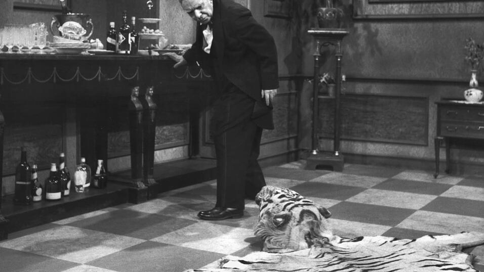 Jedes Jahr aufs Neue zählen die Zuschauer in Deutschland, wie oft der Butler James beim 'Dinner for One' über den Tigerkopf stolpert. Jedes Jahr aufs Neue zählen die Zuschauer in Deutschland, wie oft der Butler James beim 'Dinner for One' über den Tigerkopf stolpert.