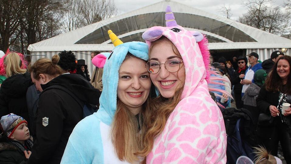 Viele Faschings-Fans haben sich am Samstag den Umzug in Langenbach angesehen. Viele Faschings-Fans haben sich am Samstag den Umzug in Langenbach angesehen.