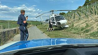 Ein ziviler Hubschrauber musste nach einem Maschinenschaden in den Würzburger Weinbergen landen.