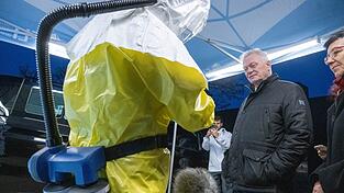 Bundeslandwirtschaftsminister Alois Rainer (CSU) dankte bei seinem Antrittsbesuch den Mitarbeitern des Friedrich-Loeffler-Instituts (FLI) für ihre Arbeit, die auch zur Eindämmung von Tierseuchen wie der Geflügelpest beiträgt. Bundeslandwirtschaftsminister Alois Rainer (CSU) dankte bei seinem Antrittsbesuch den Mitarbeitern des Friedrich-Loeffler-Instituts (FLI) für ihre Arbeit, die auch zur Eindämmung von Tierseuchen wie der Geflügelpest beiträgt.