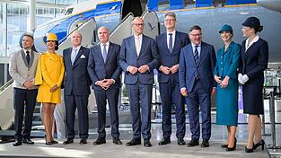 Gruppenbild mit Kanzler: Merz (Mitte) besucht die Lufthansa zum Jubil&auml;um.