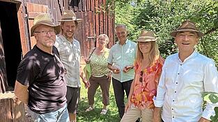 Pfarrer Werner Konrad (3. v. r.) führt die Gäste um Landrat Ronny Raith (r.) durch seinen Garten. Pfarrer Werner Konrad (3. v. r.) führt die Gäste um Landrat Ronny Raith (r.) durch seinen Garten.