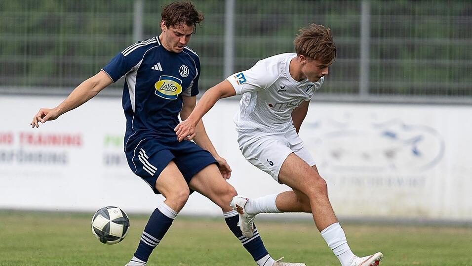Gefragte Tugend: Die Landshuter um Abwehrhüne Robin Oswald (li.) müssen gegen Rosenheim „wieder an die Zweikampfstärke der ersten beiden Spiele anknüpfen“, wenn es nach Trainer Sebastian Maier geht. Gefragte Tugend: Die Landshuter um Abwehrhüne Robin Oswald (li.) müssen gegen Rosenheim „wieder an die Zweikampfstärke der ersten beiden Spiele anknüpfen“, wenn es nach Trainer Sebastian Maier geht.
