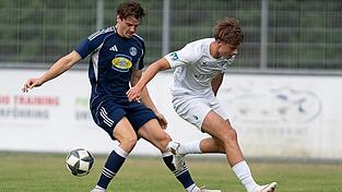 Gefragte Tugend: Die Landshuter um Abwehrhüne Robin Oswald (li.) müssen gegen Rosenheim „wieder an die Zweikampfstärke der ersten beiden Spiele anknüpfen“, wenn es nach Trainer Sebastian Maier geht. Gefragte Tugend: Die Landshuter um Abwehrhüne Robin Oswald (li.) müssen gegen Rosenheim „wieder an die Zweikampfstärke der ersten beiden Spiele anknüpfen“, wenn es nach Trainer Sebastian Maier geht.