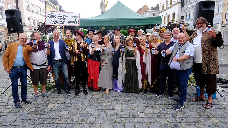 Der Dandy Albrecht will die Agnes vom Softeisstand. Als Straubinger Freibad-Playboy verspricht er die 'ewigliche Liebe' und die wird am Volksfest gefeiert - die Kurzversion 'der einzig wahren Geschichte' der Agnes Bernauer. Am Samstag machte die Theatergruppe um Wolfgang Engel dafür Werbung am Stadtplatz.