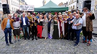 Der Dandy Albrecht will die Agnes vom Softeisstand. Als Straubinger Freibad-Playboy verspricht er die 'ewigliche Liebe' und die wird am Volksfest gefeiert - die Kurzversion 'der einzig wahren Geschichte' der Agnes Bernauer. Am Samstag machte die Theatergruppe um Wolfgang Engel dafür Werbung am Stadtplatz.