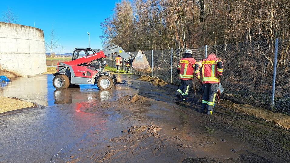Die Feuerwehr beseitigte Kl&auml;rschlamm aus Erlbach und Sempt.&nbsp;