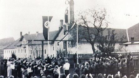 Schulabschluss-Feier w&auml;hrend der NS-Zeit in Bruckberg.