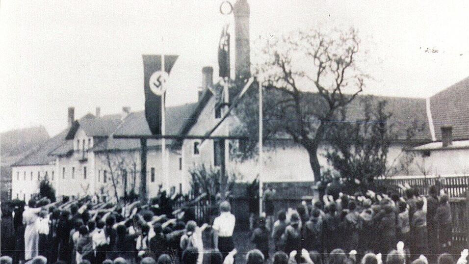 Schulabschluss-Feier w&auml;hrend der NS-Zeit in Bruckberg.