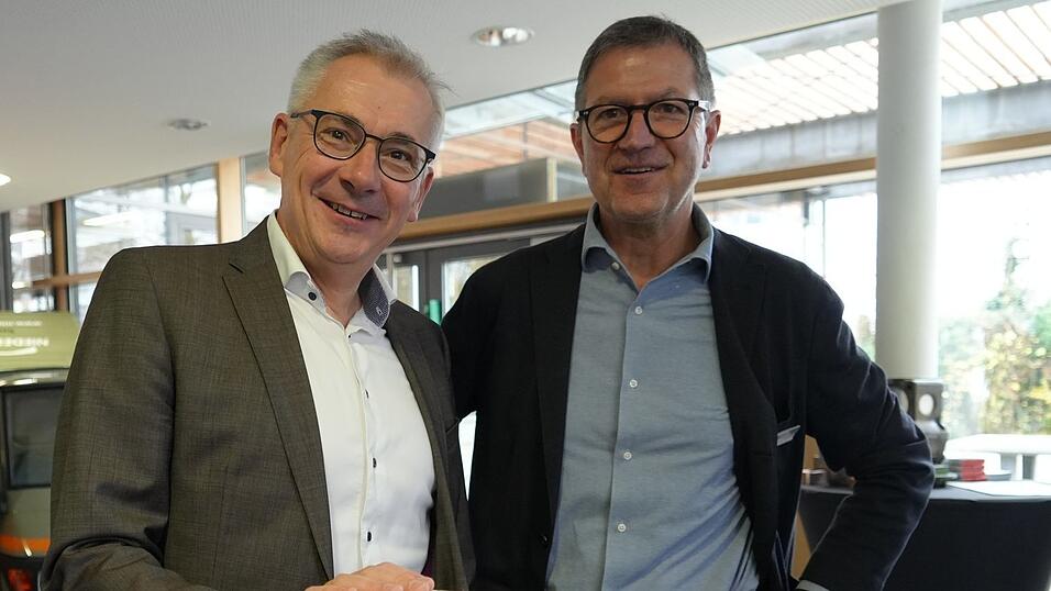 Auch Landrat Werner Bumeder (l.) besuchte die Stände. Auch Landrat Werner Bumeder (l.) besuchte die Stände.