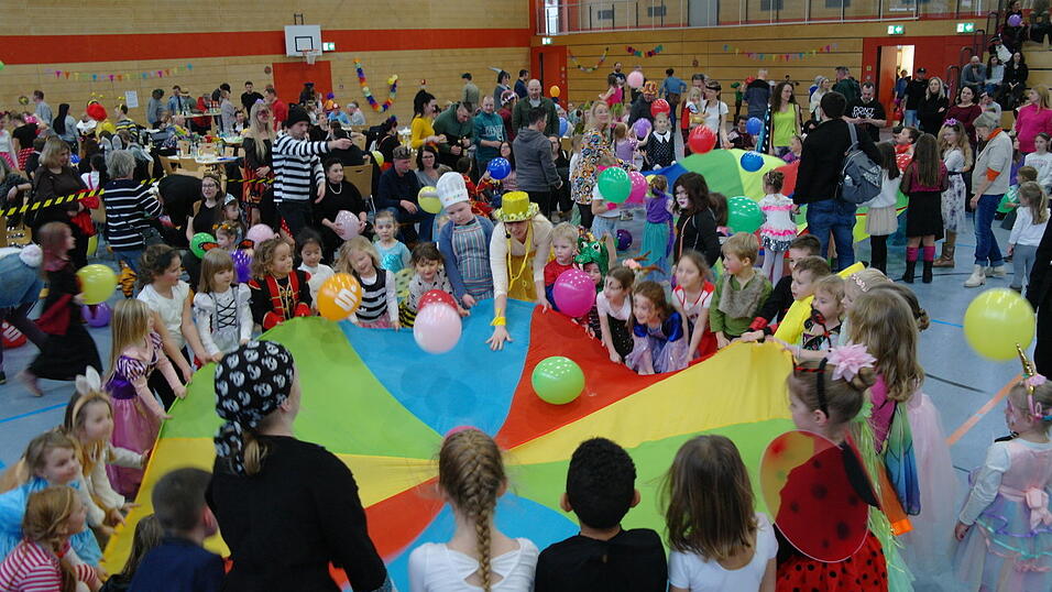 Sichtlich Spaß hatten die Kinder beim Feiern in ihren bunten Kostümen. Sichtlich Spaß hatten die Kinder beim Feiern in ihren bunten Kostümen.