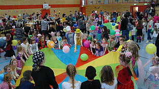 Sichtlich Spaß hatten die Kinder beim Feiern in ihren bunten Kostümen. Sichtlich Spaß hatten die Kinder beim Feiern in ihren bunten Kostümen.