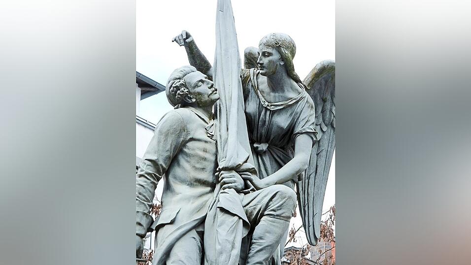 Anscheinend ein Fan von Per&uuml;cken, Schnauzbart und Gehrock, das war die M&auml;nnermode vor 150 Jahren, war der K&uuml;nstler, der B&uuml;rgerdenkmal und Kriegerdenkmal fertigte, die sich sehr &auml;hneln. Hauptunterschied: Einmal h&auml;lt die Bavaria (siehen nebenstehnder Artikel) den Straubinger Helden, einmal ein Engel.