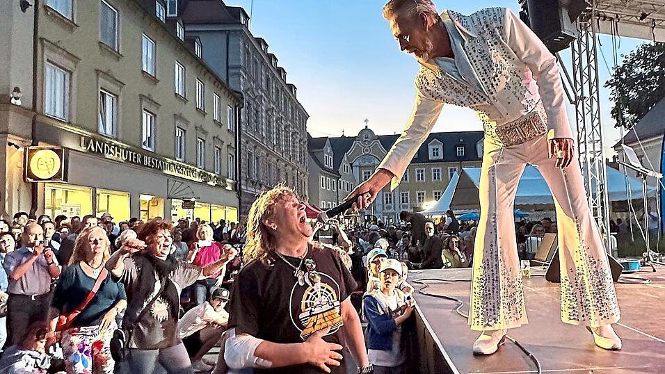 S&auml;nger Mike Bender heizt zusammen mit einem Besucher dem Publikum ein.