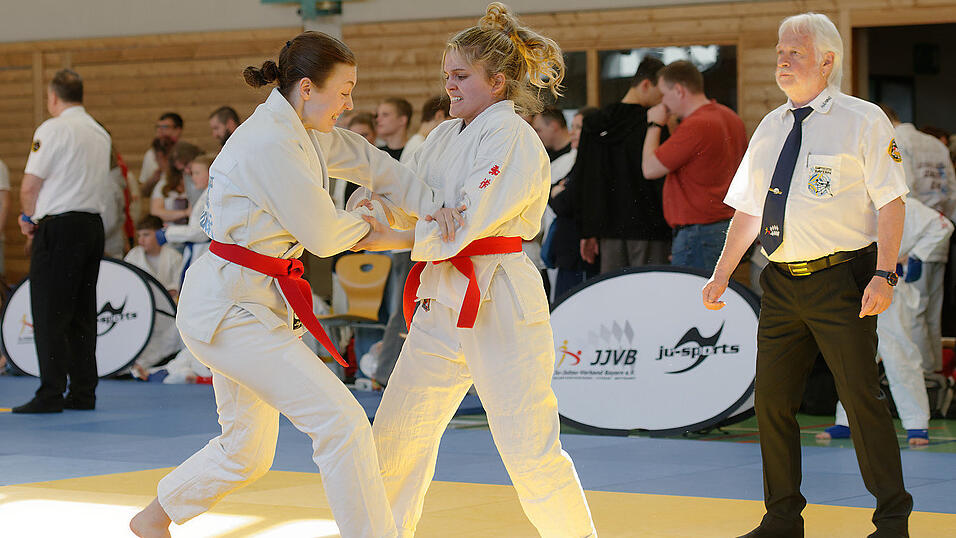 Lea Eisele und Sarah Pfeiffer in Aktion.