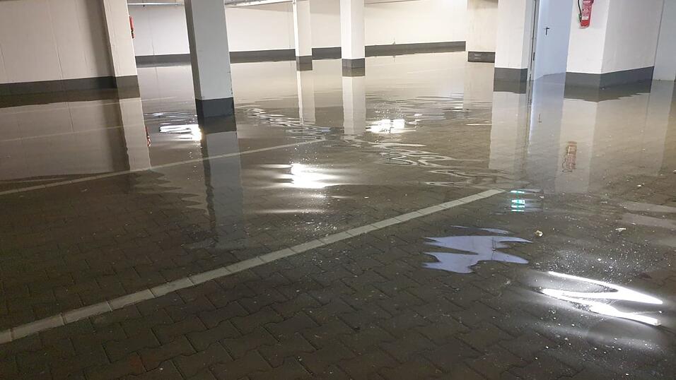 Grundwasser in einer Tiefgarage im Candisviertel. Grundwasser in einer Tiefgarage im Candisviertel.