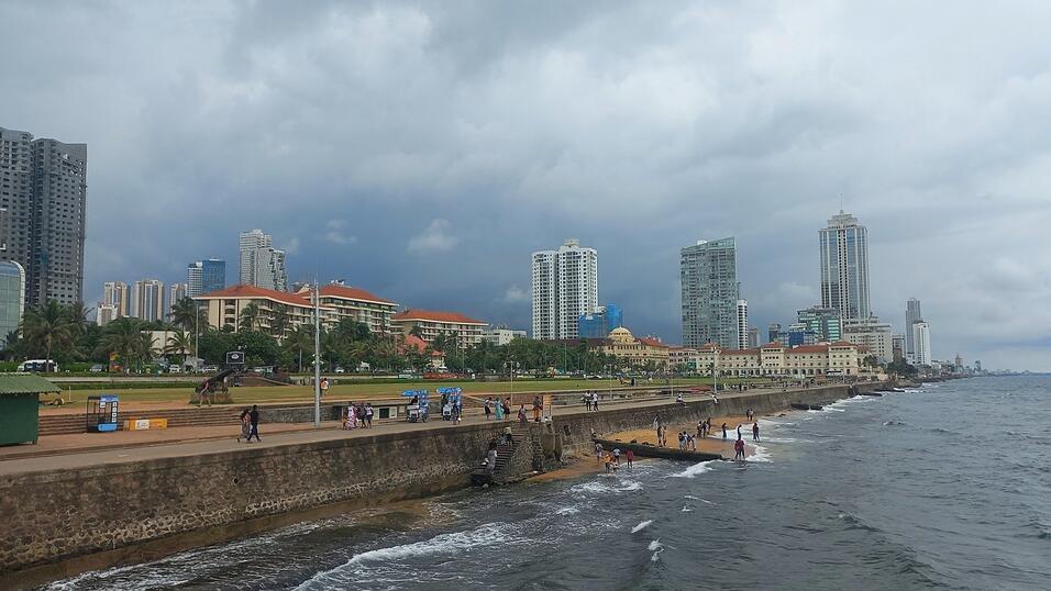 Historische Tempel, moderne Bauten, viel Gewusel: Das ist Colombo, Sri Lankas Hauptstadt.