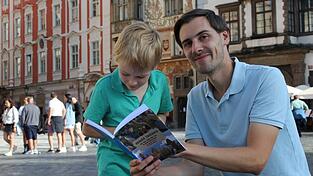 In seinem Kinderreiseführer Prager Tagebuch nimmt der Niederbayer Reinhard Kaiser Kinder mit auf eine Entdeckungsreise durch die Hauptstadt Tschechiens. Die Neugier seiner Söhne Timi (Foto) und Benni hat ihn dazu inspiriert.