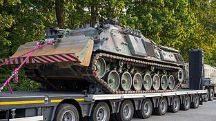 Auf der Ladefläche des gestoppten Lkws stand ein Dachs-Pionierpanzer - ob es sich um einen Bundeswehr-Transport handelte, ist unklar. (Symbolbild) Auf der Ladefläche des gestoppten Lkws stand ein Dachs-Pionierpanzer - ob es sich um einen Bundeswehr-Transport handelte, ist unklar. (Symbolbild)