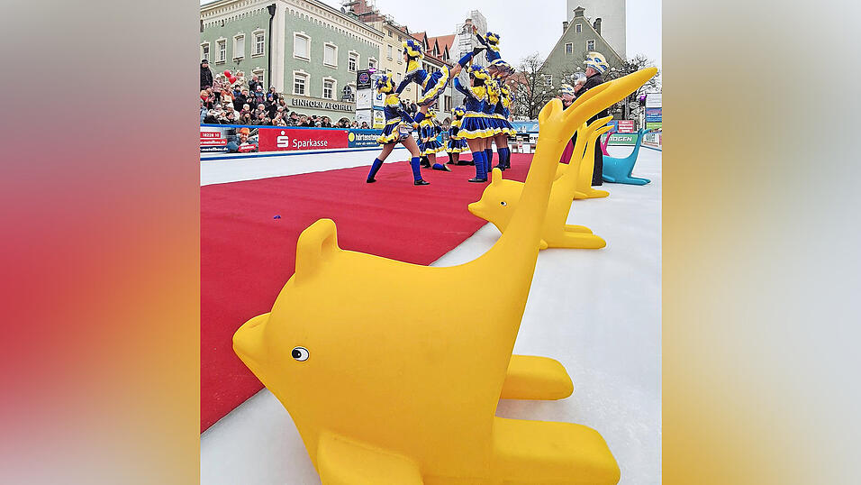 Die Prinzengarde aus Bogen tanzte auf dem roten Teppich auf dem Eis.