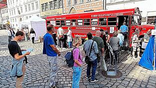 Vor dem Bus herrschte am Dienstagvormittag reger Betrieb. Viele Passanten ließen sich kostenlos beraten und untersuchen. Vor dem Bus herrschte am Dienstagvormittag reger Betrieb. Viele Passanten ließen sich kostenlos beraten und untersuchen.