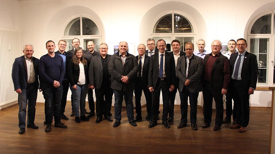 Vertreter der geehrten Firmen mit Bürgermeister Franz Wittmann (re.) und Arberland REGio-Chef Herbert Unnasch (li.). Vertreter der geehrten Firmen mit Bürgermeister Franz Wittmann (re.) und Arberland REGio-Chef Herbert Unnasch (li.).