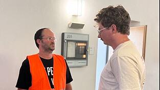 Kai Springorum (links), hier im Gespräch mit dem Regensburger Aktivisten Simon Lachner, will sich von dem Urteil gegen ihn nicht abbringen lassen. Er werde weiter machen, betonte er vor Gericht.