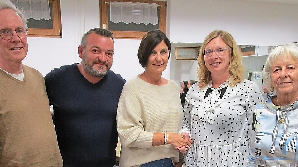 Das neue Wirtepaar Angelo und Diana Sorbo (2. und 3.v.l.) wurden vom Kassier Dirk Delaere, der Vorsitzenden Henny Förster und der Ehrenvorsitzenden Andrea Kollmeier begrüßt.