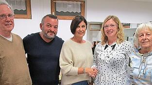 Das neue Wirtepaar Angelo und Diana Sorbo (2. und 3.v.l.) wurden vom Kassier Dirk Delaere, der Vorsitzenden Henny Förster und der Ehrenvorsitzenden Andrea Kollmeier begrüßt.