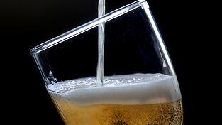 Der deutsche Biermarkt ist 2025 au&szlig;ergew&ouml;hnlich stark um mehr als sechs Prozent geschrumpft.