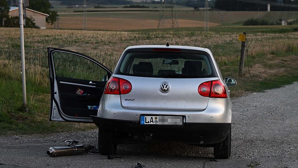 Bei dem Unfall auf der B 299 sind ein Motorradfahrer und eine Autofahrerin verletzt worden.