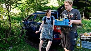 Johannes Berzl mit Bettina Mittendorfer: Sie spielt im Film „Das gewisse Etwas“ Muriel, die Mutter von Berzls Filmrolle Julian. Johannes Berzl mit Bettina Mittendorfer: Sie spielt im Film „Das gewisse Etwas“ Muriel, die Mutter von Berzls Filmrolle Julian.