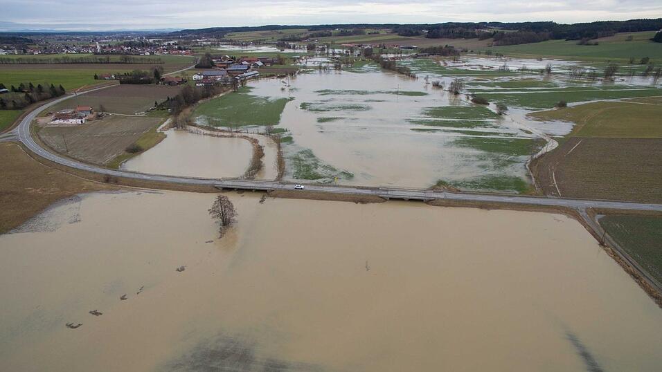 Durch den anhaltenden Regen und die Schneeschmelze war die Vils am Freitagmittag an einigen Stellen bei Vilsbiburg und Gerzen &uuml;ber die Ufer getreten. Einige Strassen waren somit nicht mehr passierbar und mussten gesperrt werden.