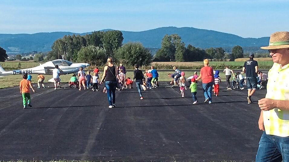 Wenn der Guatl-Bomber seine S&uuml;&szlig;igkeiten abgeworfen hat, gibt es f&uuml;r die Kinder kein Halten mehr.