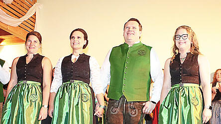 Endlich: Beim traditionellen Herbstball zeigte sich das neue Prinzenpaar samt Hofdamen in voller Pracht.