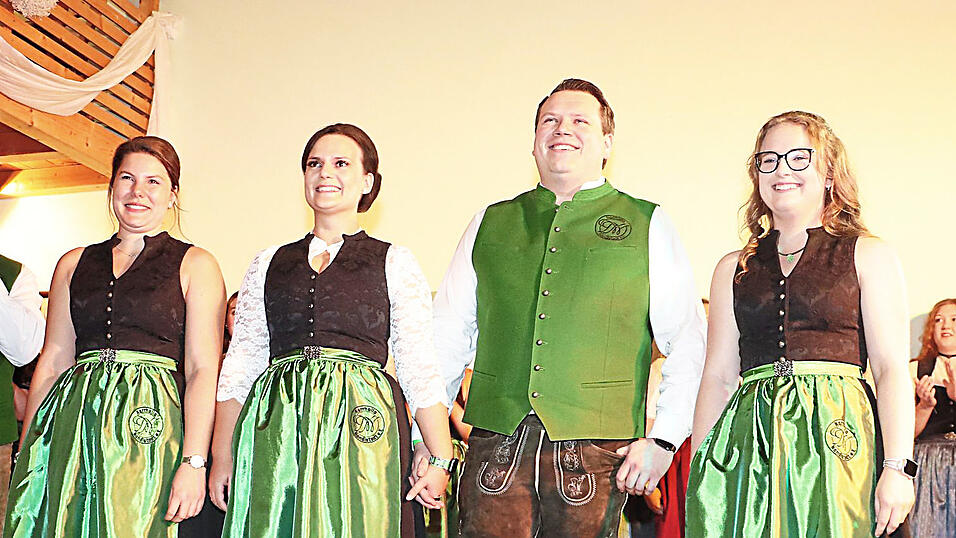 Endlich: Beim traditionellen Herbstball zeigte sich das neue Prinzenpaar samt Hofdamen in voller Pracht.