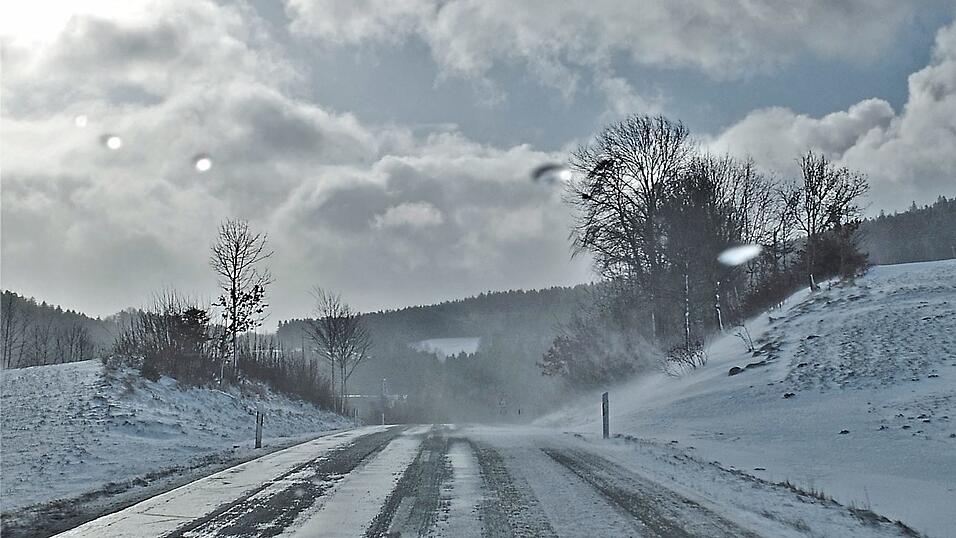 In den Hochlagen kamen die R&auml;umdienste mit der Arbeit fast nicht hinterher. Kaum war eine Strecke von Eis befreit, t&uuml;rmten sich bereits neue Schneeverwehungen auf.