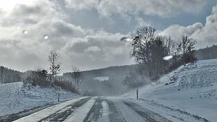 In den Hochlagen kamen die R&auml;umdienste mit der Arbeit fast nicht hinterher. Kaum war eine Strecke von Eis befreit, t&uuml;rmten sich bereits neue Schneeverwehungen auf.