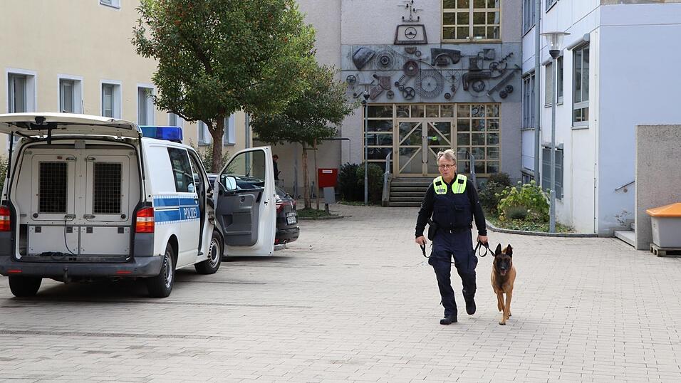 Sprengstoffsuchhunde kamen auf dem Areal zum Einsatz.