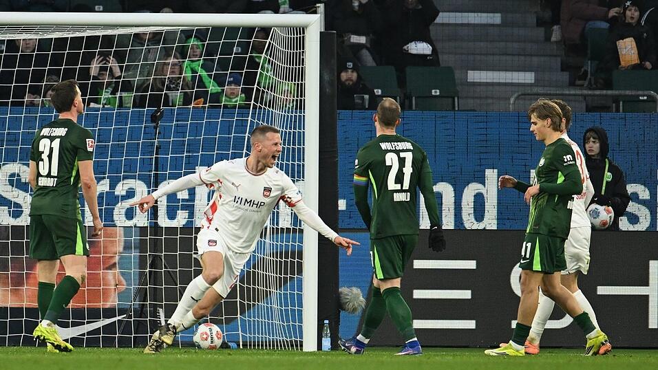Heidenheimer Jubel in Wolfsburg: Adrian Beck trifft zum 0:1.