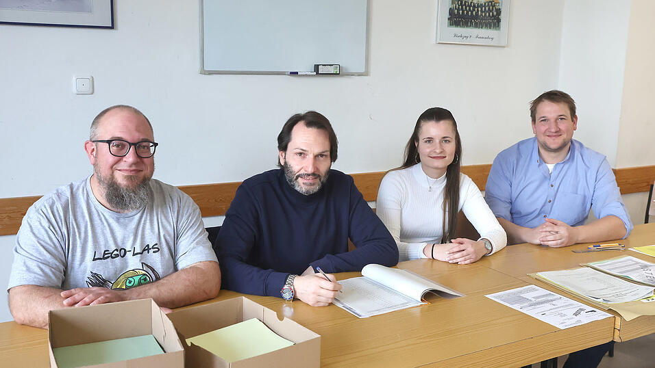 Das Wahlhelferteam von Frauenberg: Wahlvorstand Florian Margezeder (von rechts), Schriftführerin Bianca Hutzenthaler und die Beisitzer Josef Gilch und Stefan Wagensonner Das Wahlhelferteam von Frauenberg: Wahlvorstand Florian Margezeder (von rechts), Schriftführerin Bianca Hutzenthaler und die Beisitzer Josef Gilch und Stefan Wagensonner