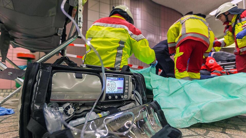 Immer öfter sind die Feuerwehren als Zubringer für Defibrilatoren gefragt. Immer öfter sind die Feuerwehren als Zubringer für Defibrilatoren gefragt.