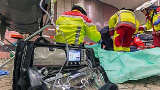 Immer öfter sind die Feuerwehren als Zubringer für Defibrilatoren gefragt. Immer öfter sind die Feuerwehren als Zubringer für Defibrilatoren gefragt.