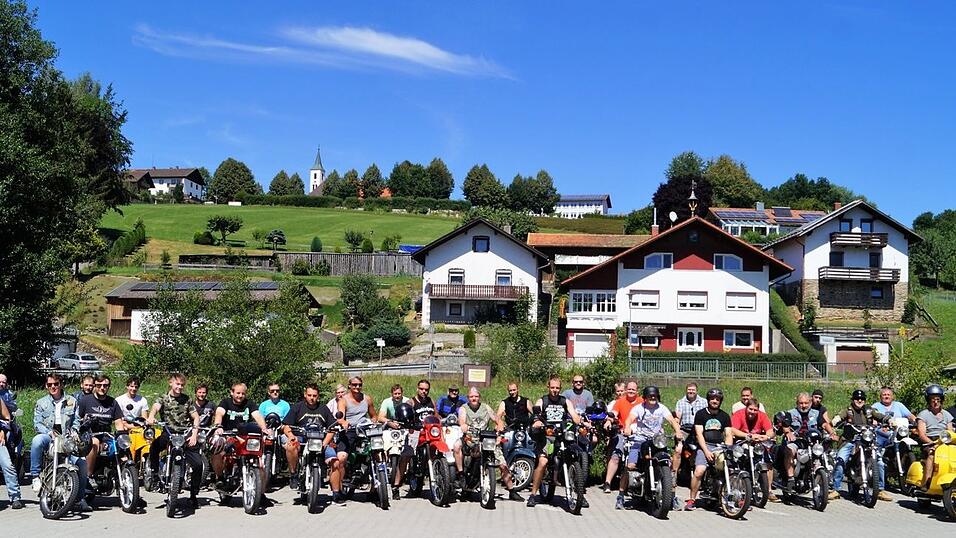 Für das Erinnerungsfoto der 7. Ausfahrt der Besitzer historischer Zweiradfahrzeuge ab 50 ccm parkte 'der Fanclub' seine 'Goldstücke' in Reih und Glied. Für das Erinnerungsfoto der 7. Ausfahrt der Besitzer historischer Zweiradfahrzeuge ab 50 ccm parkte 'der Fanclub' seine 'Goldstücke' in Reih und Glied.