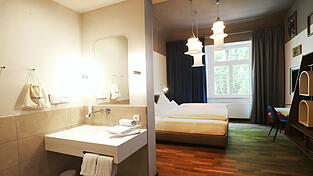 Im alten Postgebäude öffnete im Juni das Boutique-Hotel Amalia. Neben 69 Zimmern und einer eigenen Bar stehen auch 20 Außenplätze an der Isar zur Verfügung. Im alten Postgebäude öffnete im Juni das Boutique-Hotel Amalia. Neben 69 Zimmern und einer eigenen Bar stehen auch 20 Außenplätze an der Isar zur Verfügung.