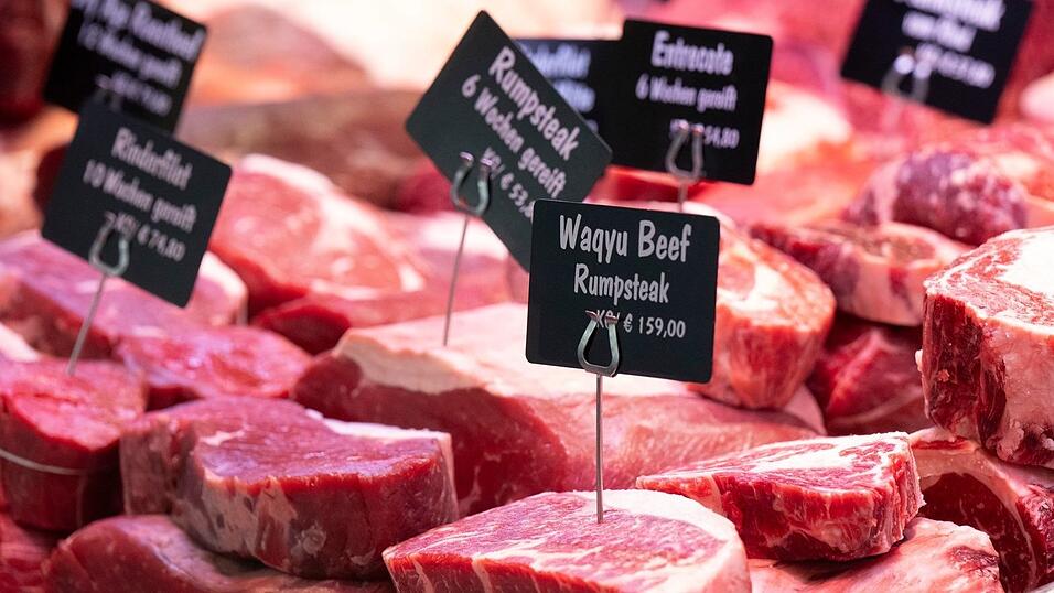 Je höher die Inflationsrate, umso geringer die Kaufkraft der Menschen. Das spüren Verbraucher zum Beispiel beim Lebensmittelkauf.