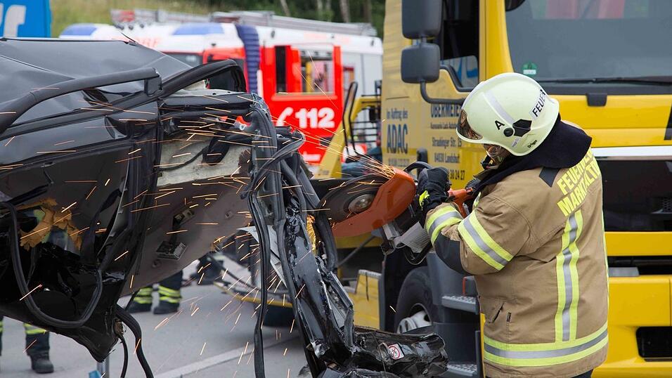Auf der A92 bei Altdorf ist am Freitagabend ein Autofahrer in einen stehenden Lastwagen gekracht und dabei schwer verletzt worden. (Fotos: FD)
