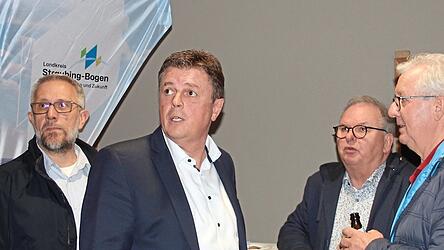 Ewald Seifert (M.) am Sonntag im Landratsamt