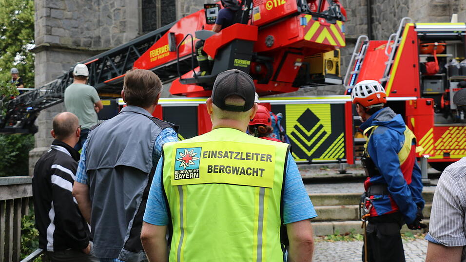 Die Viechtacher Feuerwehr ist mit der Drehleiter im Einsatz.