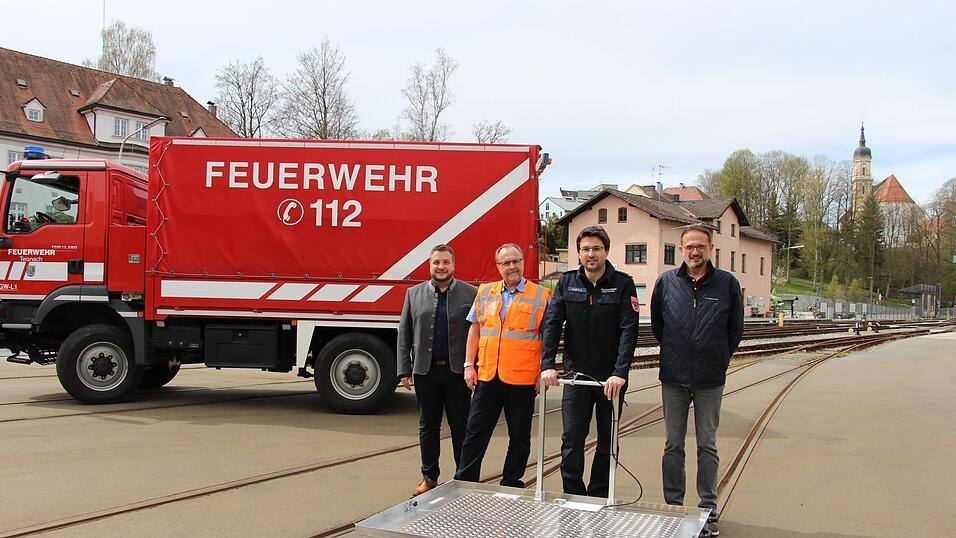 Bürgermeister Daniel Graßl (v.l.), Länderbahn-Betriebsleiter Jan Hielscher, Kommandant Sandro Plötz und Florian Auer, Abteilungsleiter Infrastruktur, mit dem Doppelschienenrollwagen. Bürgermeister Daniel Graßl (v.l.), Länderbahn-Betriebsleiter Jan Hielscher, Kommandant Sandro Plötz und Florian Auer, Abteilungsleiter Infrastruktur, mit dem Doppelschienenrollwagen.